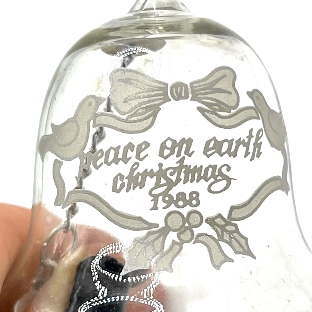 😎LAST CHANCE! $5/OR OFFERS CONSIDERED!💋 1988 Christmas glass Bell Ornament